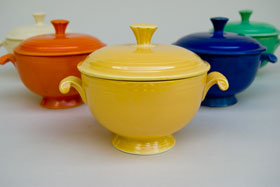 Fiesta Covered Onion Soup Bowl in Original Green: Early, Rare, Vintage, Fiesta For Sale Fiesta Covered Onion Soup Bowl in Original Green: Early, Rare, Vintage, Fiesta For Sale