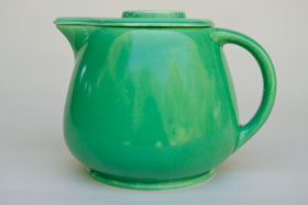 Kitchen Kraft Covered Jug in Original Green: Hard to Find Go-Along Fiestaware Pottery For Sale Kitchen Kraft Covered Jug in Original Green: Hard to Find Go-Along Fiestaware Pottery For Sale